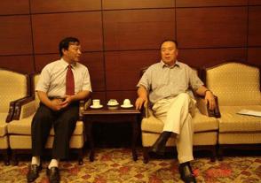 2006年8月30日，出席中华缘文化论坛的全国政协副主席白立忱与时任今世缘董事长、总经理周素明亲切交谈。